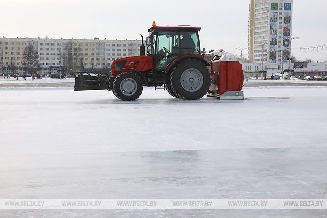Льдозаливочная машина "Беларус МЛ-428" во время испытаний на катке на площаде Победы