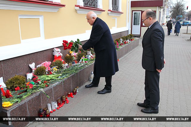 Консул Республики Казахстан Эльдар Кунаеев возлагает цветы у консульства РФ.