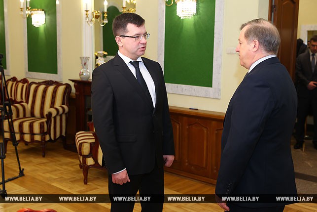 Председатель Брестского облисполкома Анатолий Лис выражает соболезнования генеральному консулу РФ Игорю Конякину.