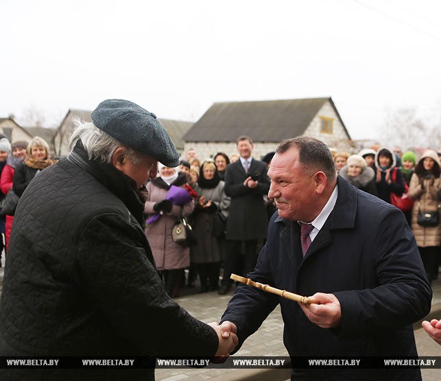 Бизнесмен Михаил Гуцериев передает условный ключ от дома заместителю председателя минского облисполкома Сергею Невмержицкому.