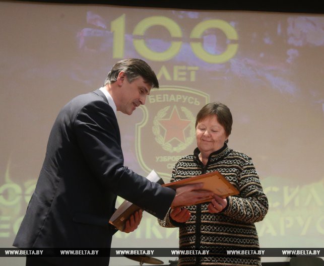 Заместитель министра информации Павел Легкий вручает награду библиотекарю 5-ой отдельной бригады специального назначения Людмиле Голубенко
