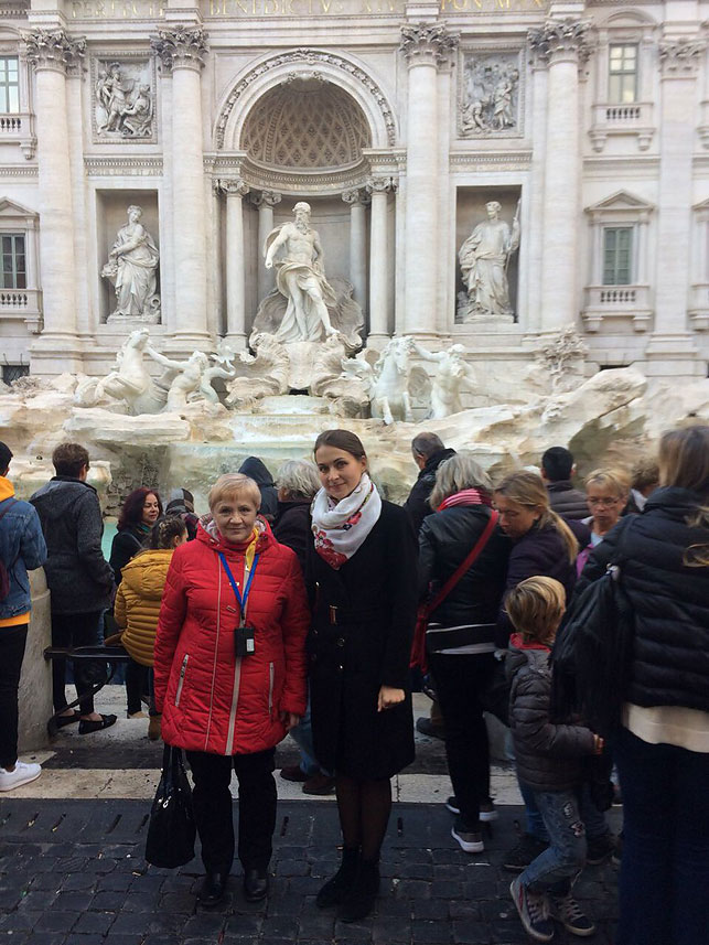 Анна Десюкевич и вице-консул белорусского посольства в Италии у фонтана Треви. Фото Twitter