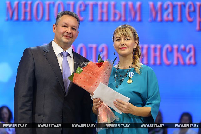 Андрей Шорец вручил награду Ульяне Наумовой-Верамейко