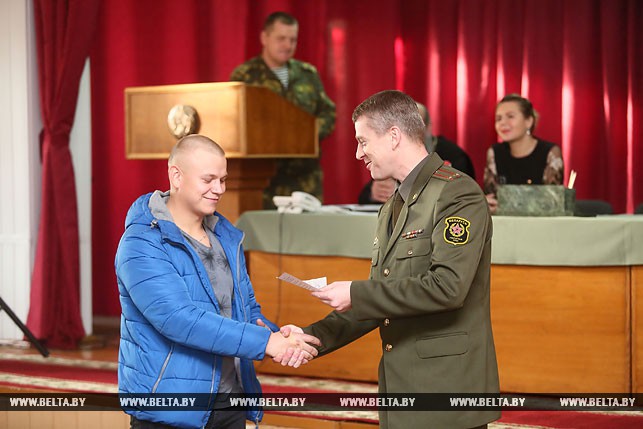 Военный комиссар Лидского района подполковник Виталий Докучаев вручает повестки на отправку
