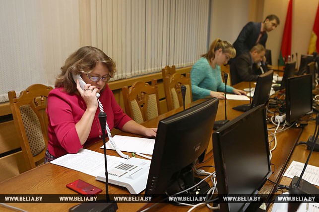 Специалисты Гродненского облисполкома принимают звонки на прямую линию
