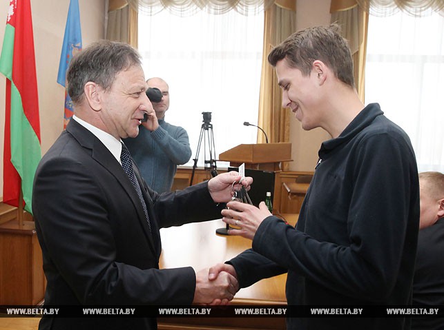 Председатель Витебского горисполкома Виктор Николайкин вручает ключи Александру Никору.