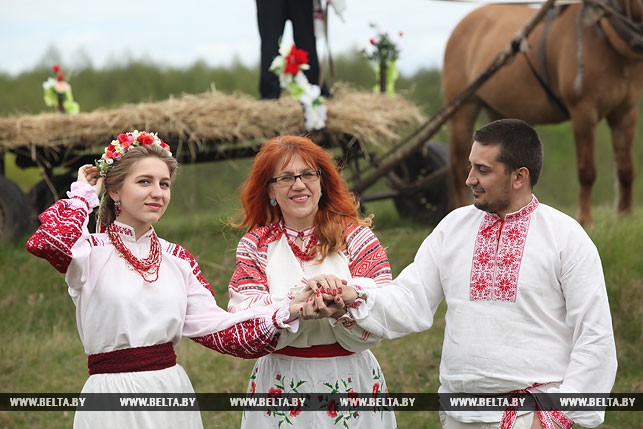 Мама невесты Тамара Рябкова благословляет семейный союз молодожёнов Анны и Станислава Сергеевых.