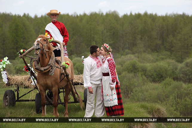 Молодожены Анна и Станислав Сергеевы во время празднования ситцевой свадьбы.
