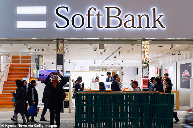 Холдинг Арм был выкуплен японским инвестиционным гигантом SoftBank, которым управляет миллиардер Масаёси Сон, в 2016 году. SoftBank пообещал, что компания и дальше будет располагаться в Кембридже и увеличит количество рабочей силы в Великобритании