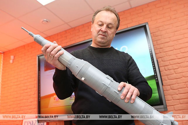 Заведующий спортивно-техническим отделом Гродненского областного центра технического творчества Александр Липай демонстрирует напечатанную на 3D-принтере летающую копию реально существующего космического аппарата.