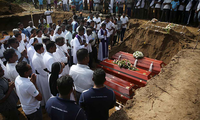 Похороны на кладбище возле церкви св. Себастьяна в Негомбо. Фото Reuters