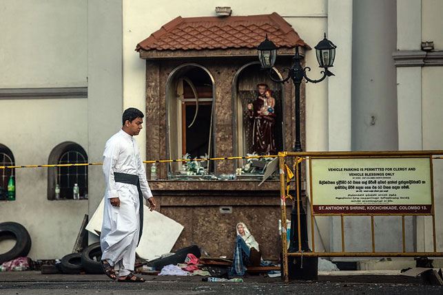 Священник проходит возле разрушенной взрывом церкви св. Антония в Коломбо. Фото Getty Images