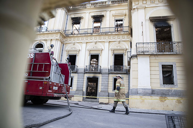 Национальный музей в Рио-де-Жанейро после пожара