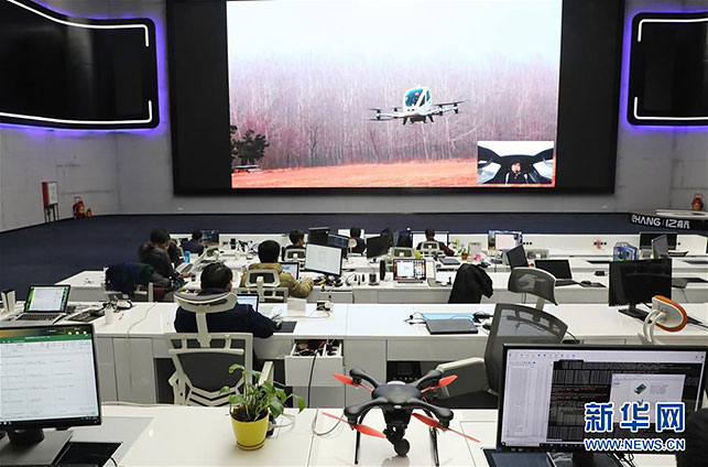 В диспетчерском центре компании EHANG было опубликовано видео испытательного полета "Ихан-184" с пассажиром на борту.