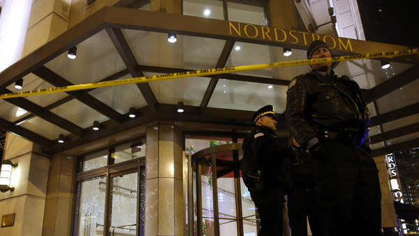 Житель Чикаго в день начала новогодних распродаж открыл стрельбу в торговом центре и совершил суицид