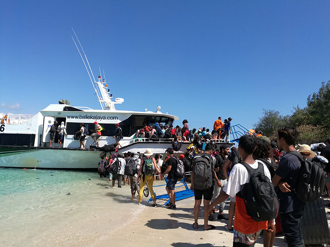 Эвакуация туристов с архипелага Гили, который расположен недалеко от острова Ломбок. Фото Синьхуа - БЕЛТА