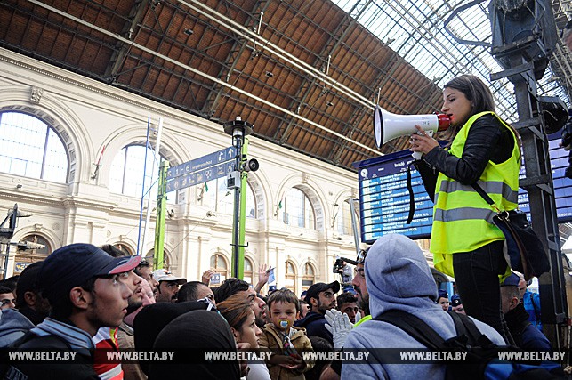 Беженцы пытаются попасть на поезда для дальнейшего передвижения по территории ЕС