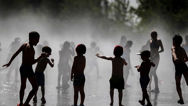 В Мадриде дети резвятся в фонтане. Фото EPA