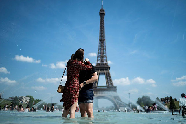 Туристы и парижане спасаются от аномальной жары в фонтане возле Эйфелевой башни. Фото <noindex><a href="https://www.reuters.com" target="_blank" rel="nofollow">Reuters</a></noindex>