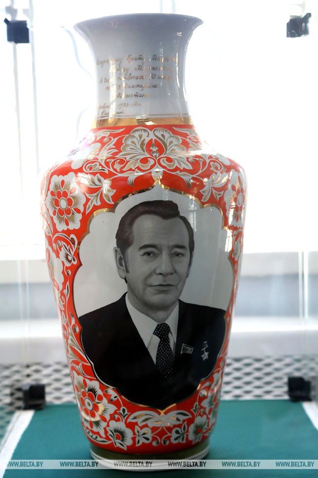Ваза с портретом П.М. Машерова, сделанная в 1978 году Ташкентским фарфоровым заводом