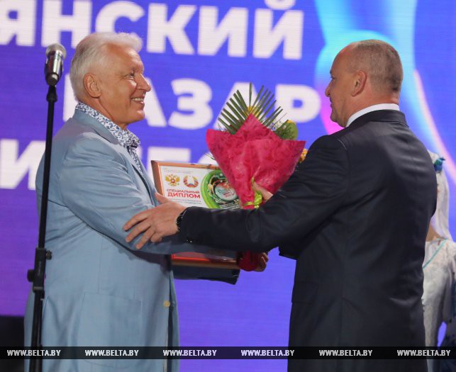 Заместитель государственного секретаря Союзного государства Николай Корбут вручает диплом Александру Морозову