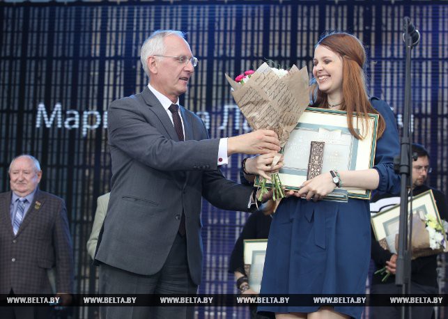 Министр культуры Борис Светлов награждает Маргариту Латышкевич