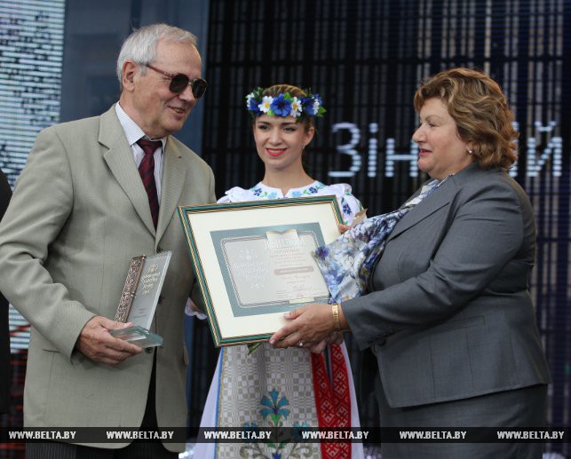 Министр информации Лилия Ананич вручает награду Зиновию Пригодичу