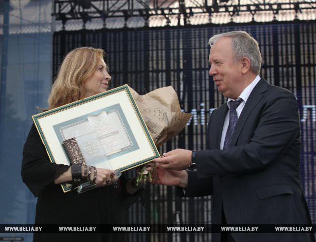 Заместитель премьер-министра Василий Жарко вручает премию Людмиле Рублевской