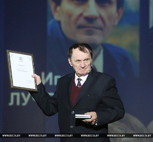 Игорю Лученку вручили медаль ЮНЕСКО "5 континентов", 2016 год