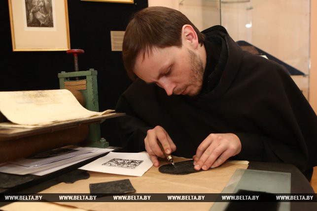 Дмитрий Асадчий печатает гравюры