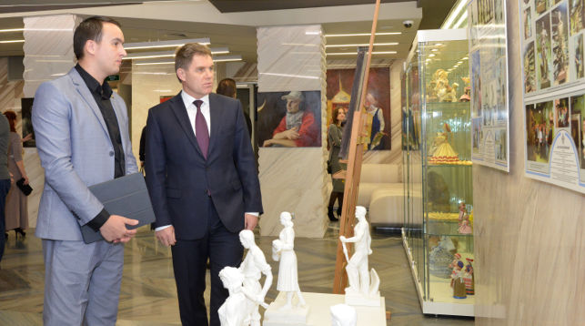 Чрезвычайный и Полномочный Посол Беларуси в России Игорь Петришенко (справа)