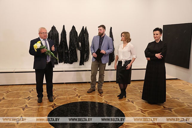 На открытии выставке выступает председатель Витебского областного Совета депутатов Владимир Терентьев.