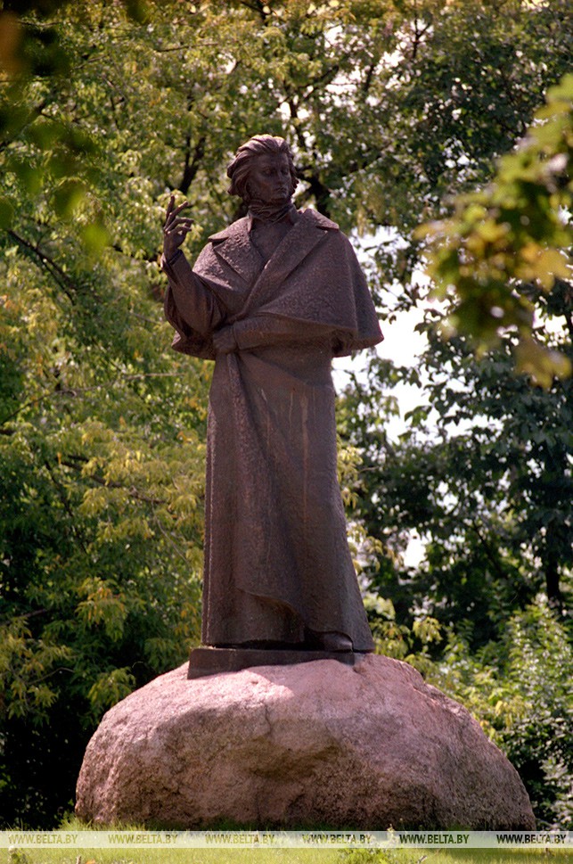 Памятник Адаму Мицкевичу в Новогрудке