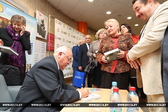 Николай Чергинец во время подписи книг
