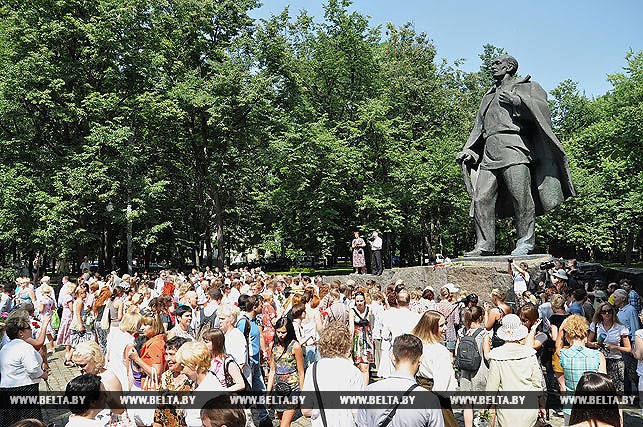 Сотни цветов возложили в Минске к памятнику народному поэту Беларуси Янке Купале в честь празднования 130-летия со дня рождения великого песняра.