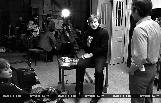 Народный артист республики кинорежиссер Михаил Пташук на съемочной площадке. Январь 1993 года