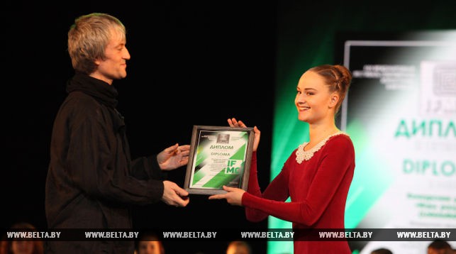 Член жюри конкурса хореограф Александр Азаркевич вручает вторую премию мастерской современного танца под руководством Михаила Каминского