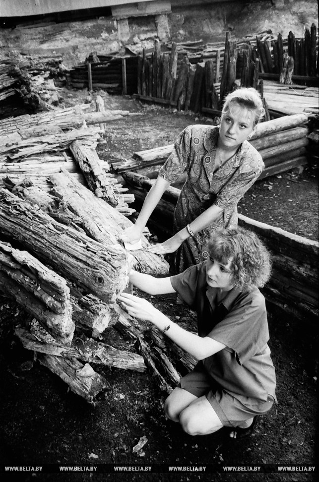 Научный сотрудник Е. Быстрова (на переднем плане) и смотритель музея Н. Козлова постоянно следят за состоянием построек древнего городища, которое находится под сводами музея. Брест, 30 августа 1995 года