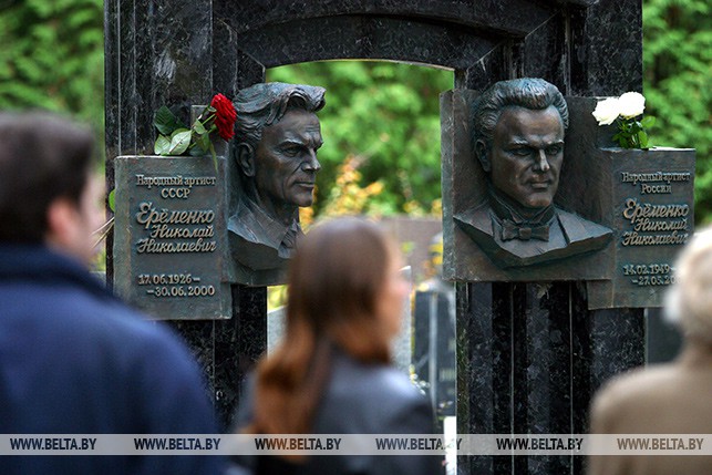 Памятник отцу и сыну Еременко на Восточном кладбище Минска