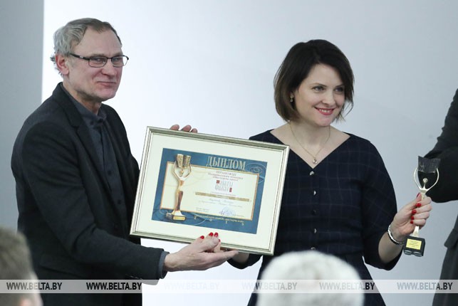 Награду в номинации "Фотовзгляд" вручает заместитель председателя по организационным и творческим вопросам союза художников Леонид Хоботов