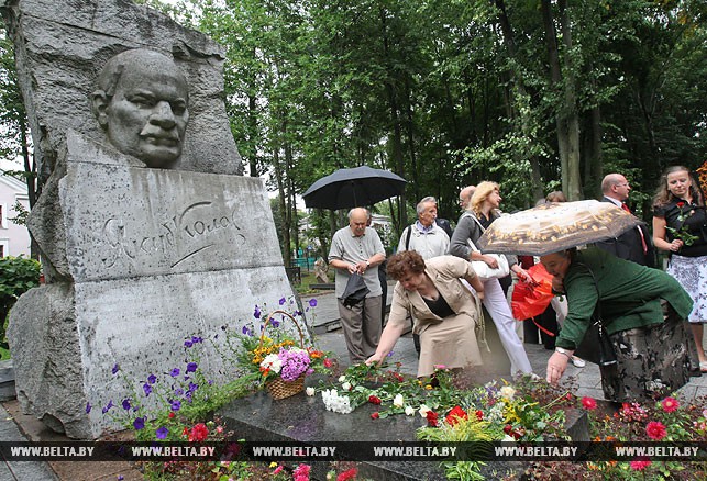 Возложение цветов к памятнику Я. Коласа. 2009 год