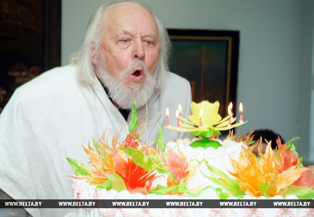Мэтр белорусской живописи Гавриил Ващенко отметил свой 80-летний юбилей на Гомельщине. Юбиляр задувает свечи на праздничном торте. Июнь 2008 года