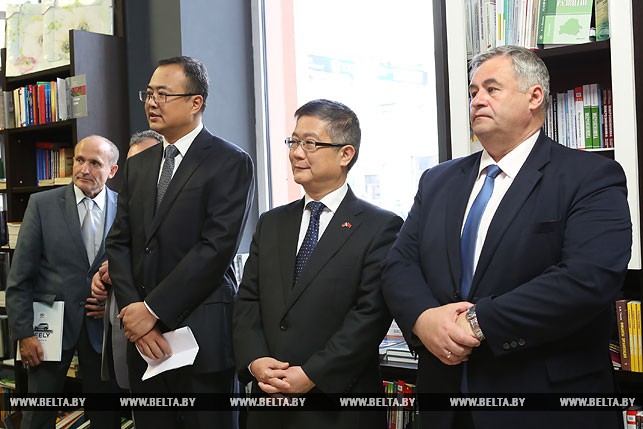 Чрезвычайный и Полномочный Посол Китая в Беларуси Цуй Цимин и министр информации Беларуси Александр Карлюкевич