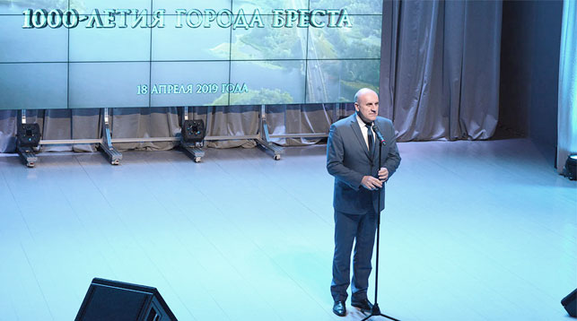 Василий Черник во время презентации