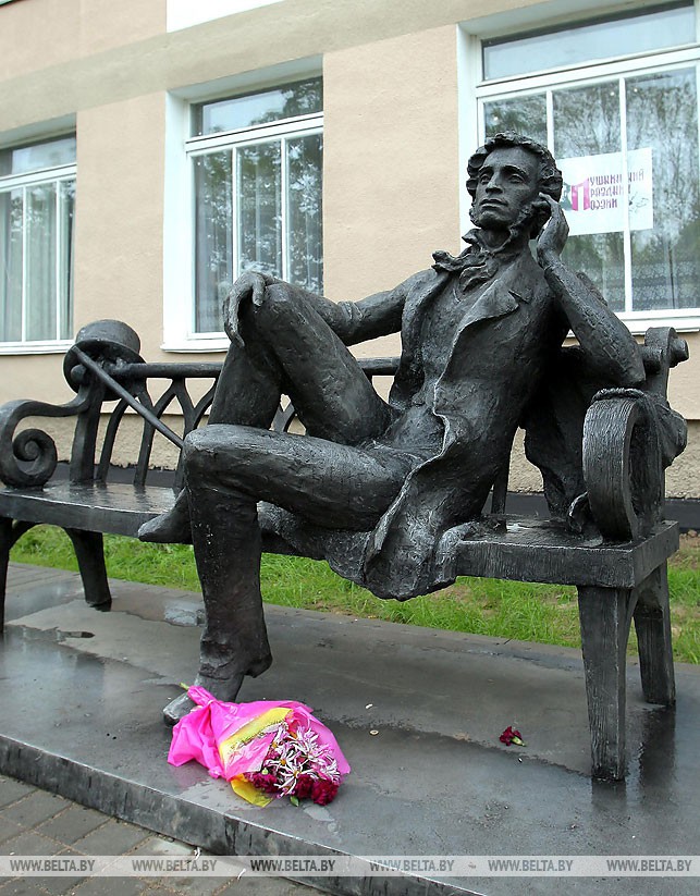 Скульптура "Пушкин" возле библиотеки имени поэта в Новополоцке. Фото из архива