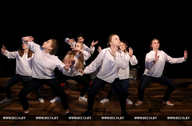 Сцена из спектакля "Заметки доктора" в исполнении театрального коллектива гимназии №1 г.Витебска