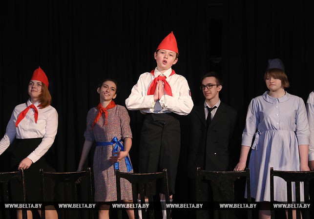 Сцена из спектакля "Такая долгая гроза" в исполнении школьного театра СШ №28