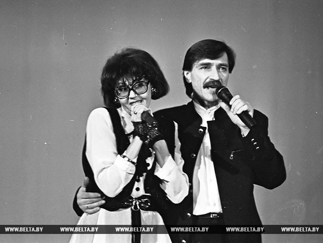 Выступают известные белорусские артисты Я. Поплавская и А. Тиханович. Витебск, 12 апреля 1995 года