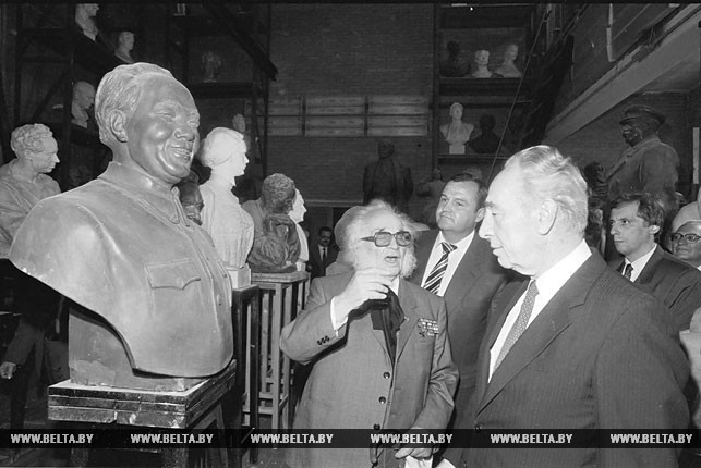 Министр иностранных дел Израиля Шимон Перес в мастерской народного художника скульптора Заира Азгура. 24 августа 1992 года
