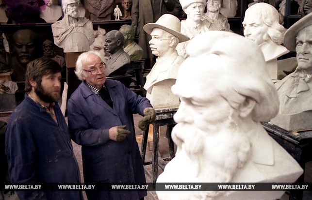 Народный художник Беларуси скульптор Заир Азгур (справа) в своей мастерской. Июль 1987 года